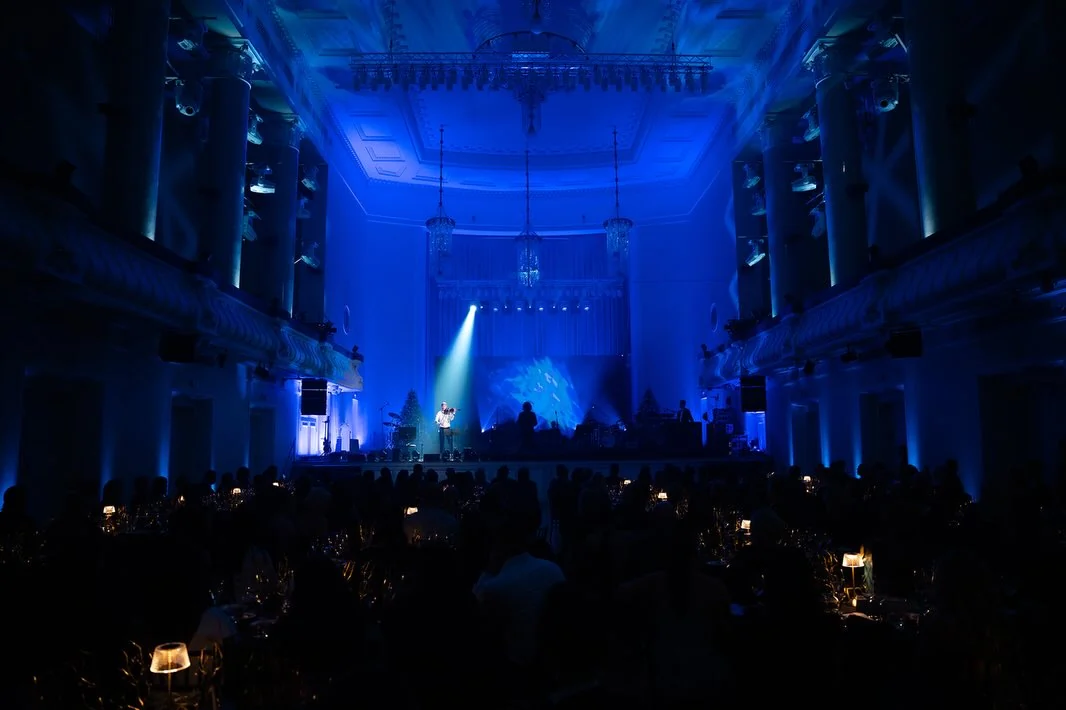 Gala kontserdisaalis, sinine valgus ja laval esineja