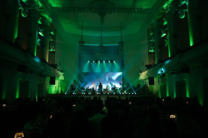 Täis kontserdisaal rohelises valguses, laval show